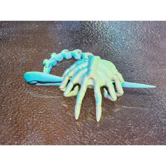 3D Printed Alien Facehugger Hair Pin – Xenomorph Head Pin – Sci-Fi Cosplay Prop - Picture 4 of 13